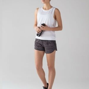 Lululemon Tracker Short IV (4 way stretch 4") size 2 gray black